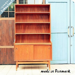 値下げ/デンマーク製のチーク材を使用したブックシェルフです。シンプルでスッキリとした北欧家具らしい書棚。ハイタイプなので収納力もあり店舗などの飾り棚にもおススメのヴィンテージ本棚です。