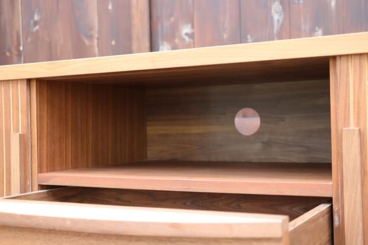 チーク材を使用したレトロなローボードです。蛇腹扉がポイントの北欧