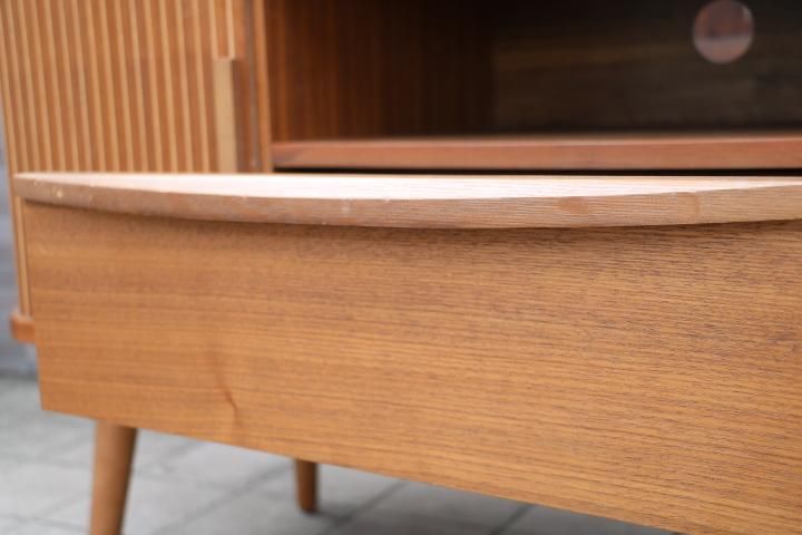 チーク材を使用したレトロなローボードです。蛇腹扉がポイントの北欧