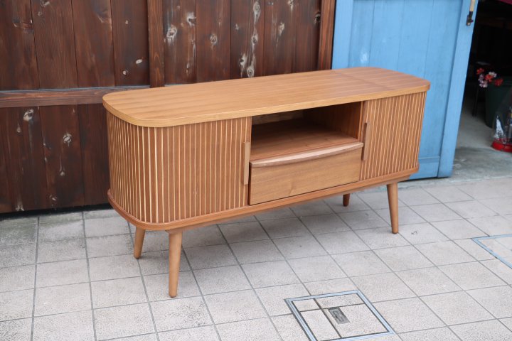チーク材を使用したレトロなローボードです。蛇腹扉がポイントの北欧