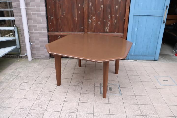 FUJI FURNITURE(冨士ファニチア)のダイニングテーブルです。低め FUJI FURNITURE(冨士ファニチア)のダイニングテーブルです。低め