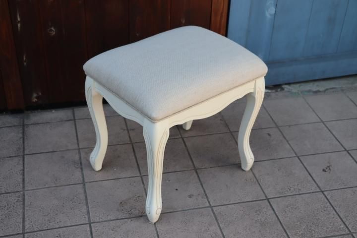 Laura Ashley ローラアシュレイ のprovencale プロヴァンセル シリーズ スツールです クラシックなデザインは上品な印象を与え ドレッサーや玄関 リビングなどでも活躍する椅子です Kokoelma ココエルマ 雑貨 中古家具 北欧家具 Laura Ashley ローラアシュレイ のprovencale プロヴァンセル シリーズ スツールです クラシックなデザインは上品な印象を与え ドレッサーや玄関 リビングなどでも活躍する椅子です Kokoelma ココエルマ 雑貨 中古家具 北欧家具