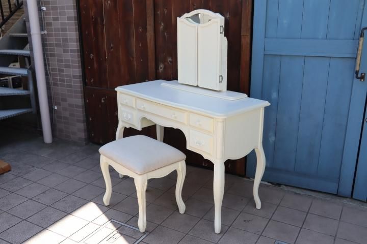 稀少なlaura Ashley ローラアシュレイ のprovencale プロヴァンセル シリーズ ドレッシングテーブル トリプルミラーです クラシックなデザインのドレッサーはちょっとしたデスクにも Kokoelma ココエルマ 雑貨 中古家具 北欧家具 アンティーク家具の通販