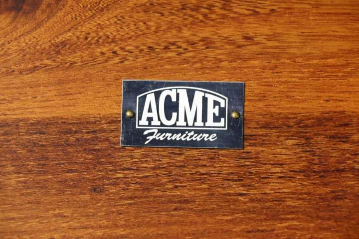 ACME FURNITURE(アクメファニチャー)のハックベリー無垢材にスチールを