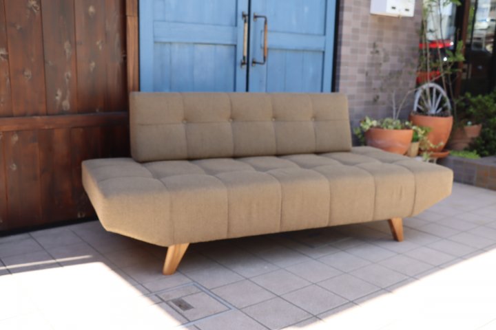 展示品◇ACME FURNITURE(アクメファニチャー)のTROY SOFA(トロイ ソファー)  。背もたれは取り外し可能でデイベッドとしても活躍する2人-3人掛け用ソファーです。西海岸スタイルに - kokoelma -ココエルマ- 雑貨・中古家具 ・北欧家具・アンティーク家具の通販 インテリア ...