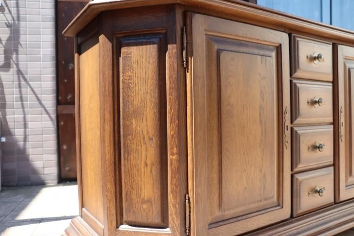 オランダ製のオーク無垢材を使用したサイドボードです。重厚もある