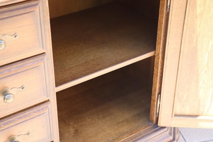 オランダ製のオーク無垢材を使用したサイドボードです。重厚もある