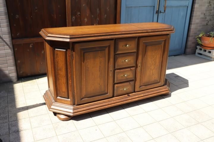 オランダ家具　サイドボード オランダ製のオーク無垢材を使用したサイドボードです。重厚もある