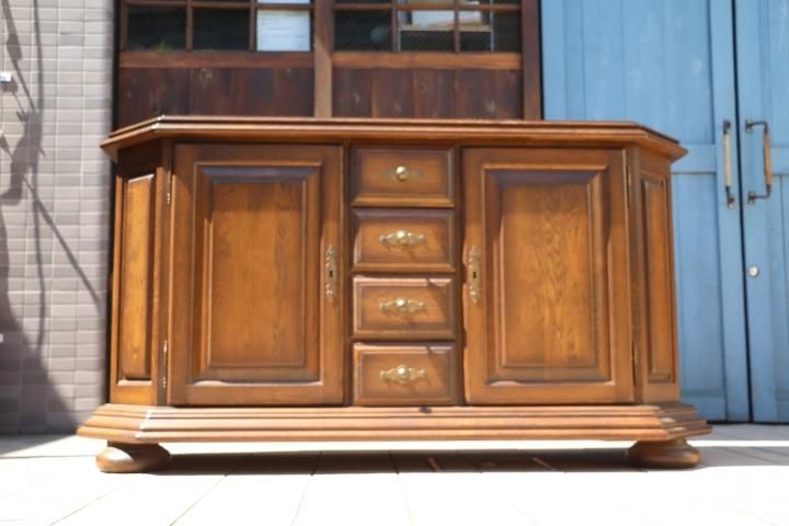 オランダ製のオーク無垢材を使用したサイドボードです。重厚もある