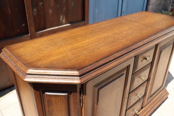 オランダ製のオーク無垢材を使用したサイドボードです。重厚もある