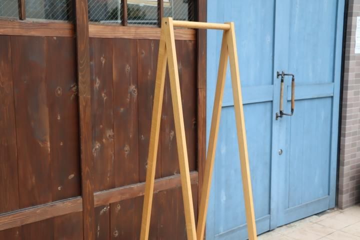 人気の無印良品より稀少のタモ材を使用したハンガーラックです 人気の無印良品より稀少のタモ材を使用したハンガーラックです
