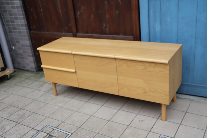 IDEE(イデー)のSTILT SIDEBOARD L(スティルト サイドボード)です。収納