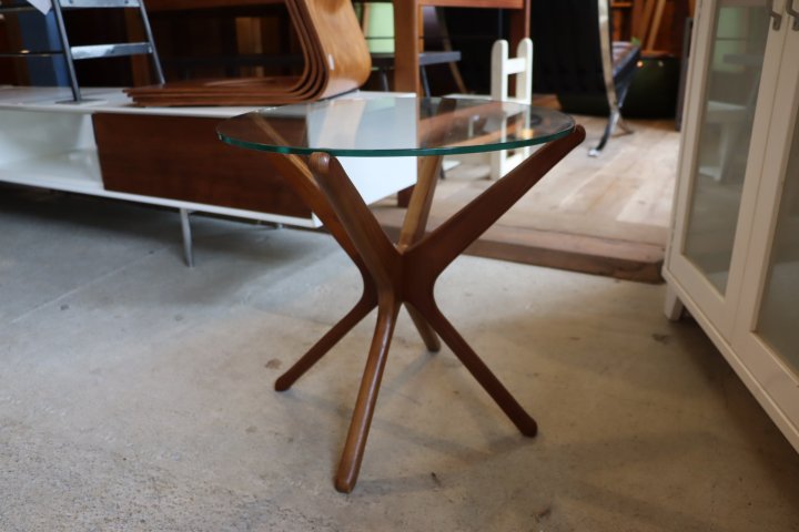 ACME FURNITURE(アクメファニチャー)の60年代の雰囲気を再現したTRESTLES(トラッセル) ガラスサイドテーブルです。ブルックリンスタイルや西海岸スタイルなどカッコいいインテリアに！  - kokoelma -ココエルマ- 雑貨・中古家具・北欧家具・アンティーク家具の通販 ...