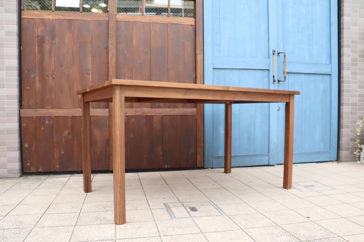 無印良品(MUJI)のウォールナット無垢材 ダイニングテーブル/140cmです 