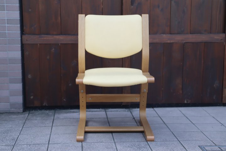 karimoku(カリモク家具)とBenesse(ベネッセ)のコラボ商品 集中力はぐくみチェアー。/高さ調整が可能なので成長に合わせて使える学習椅子。曲木のシンプルなデザインも魅力の愛らしいデザイン。  - kokoelma -ココエルマ- 雑貨・中古家具・北欧家具・アンティーク家具の通販 ...
