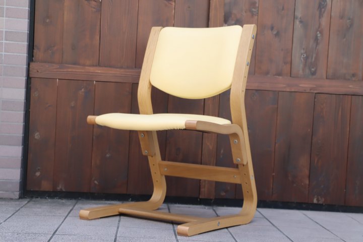 karimoku(カリモク家具)とBenesse(ベネッセ)のコラボ商品 集中力はぐくみチェアー。/高さ調整が可能なので成長に合わせて使える学習椅子。曲木のシンプルなデザインも魅力の愛らしいデザイン。  - kokoelma -ココエルマ- 雑貨・中古家具・北欧家具・アンティーク家具の通販 ...