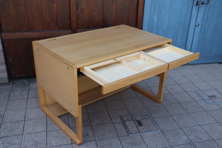 ベネッセandカリモク共同開発学習机 - 机/テーブル