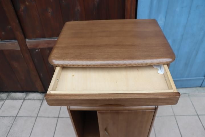 国内老舗家具メーカーkarimoku(カリモク家具)の電話台です 国内老舗家具メーカーkarimoku(カリモク家具)の電話台です