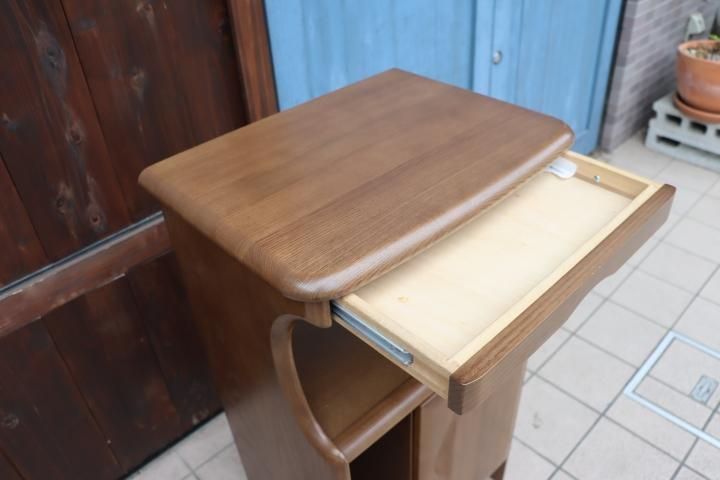 国内老舗家具メーカーkarimoku(カリモク家具)の電話台です 国内老舗家具メーカーkarimoku(カリモク家具)の電話台です