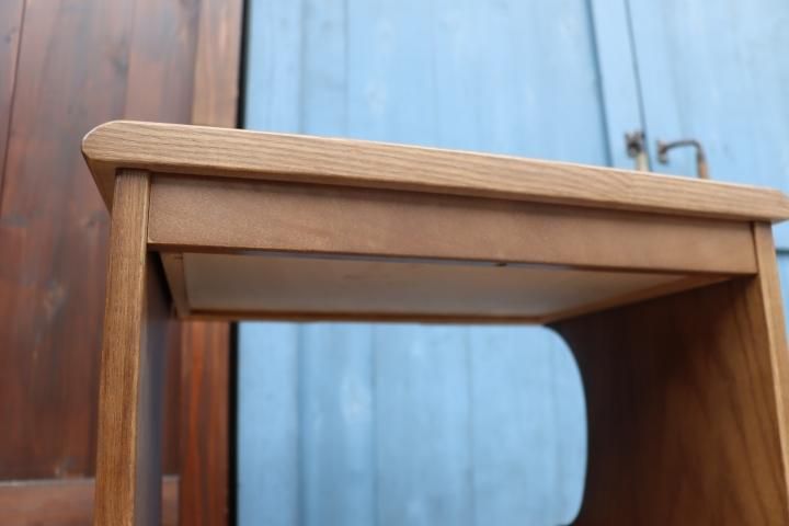 国内老舗家具メーカーkarimoku(カリモク家具)の電話台です 国内老舗家具メーカーkarimoku(カリモク家具)の電話台です