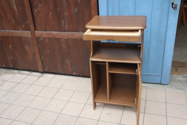 国内老舗家具メーカーkarimoku(カリモク家具)の電話台です 国内老舗家具メーカーkarimoku(カリモク家具)の電話台です