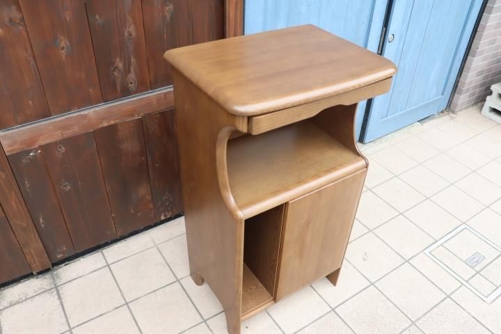 国内老舗家具メーカーkarimoku(カリモク家具)の電話台です 国内老舗家具メーカーkarimoku(カリモク家具)の電話台です