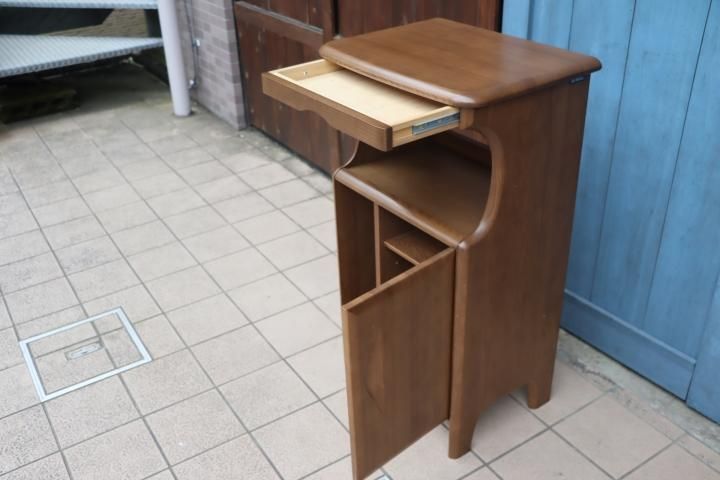 国内老舗家具メーカーkarimoku(カリモク家具)の電話台です 国内老舗家具メーカーkarimoku(カリモク家具)の電話台です