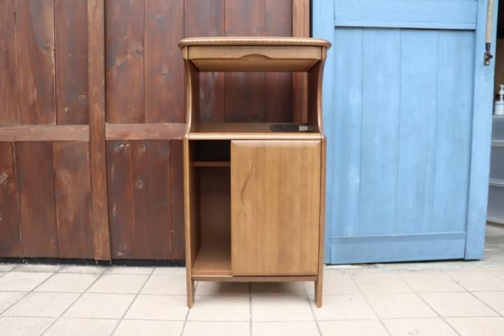 国内老舗家具メーカーkarimoku(カリモク家具)の電話台です 国内老舗家具メーカーkarimoku(カリモク家具)の電話台です