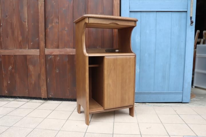 国内老舗家具メーカーkarimoku(カリモク家具)の電話台です 国内老舗家具メーカーkarimoku(カリモク家具)の電話台です