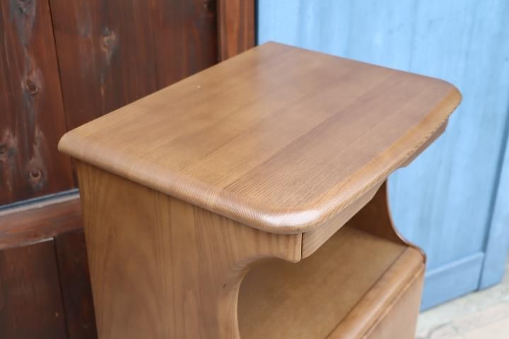 国内老舗家具メーカーkarimoku(カリモク家具)の電話台です 国内老舗家具メーカーkarimoku(カリモク家具)の電話台です