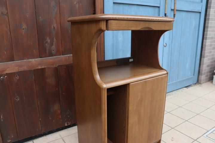 国内老舗家具メーカーkarimoku(カリモク家具)の電話台です 国内老舗家具メーカーkarimoku(カリモク家具)の電話台です