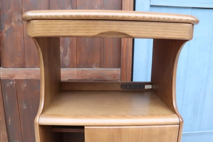 国内老舗家具メーカーkarimoku(カリモク家具)の電話台です 国内老舗家具メーカーkarimoku(カリモク家具)の電話台です