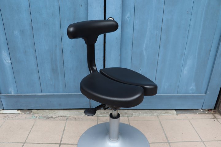 ayur chair(アーユルチェア) ルナ 丸ベースタイプです。/坐骨で座る
