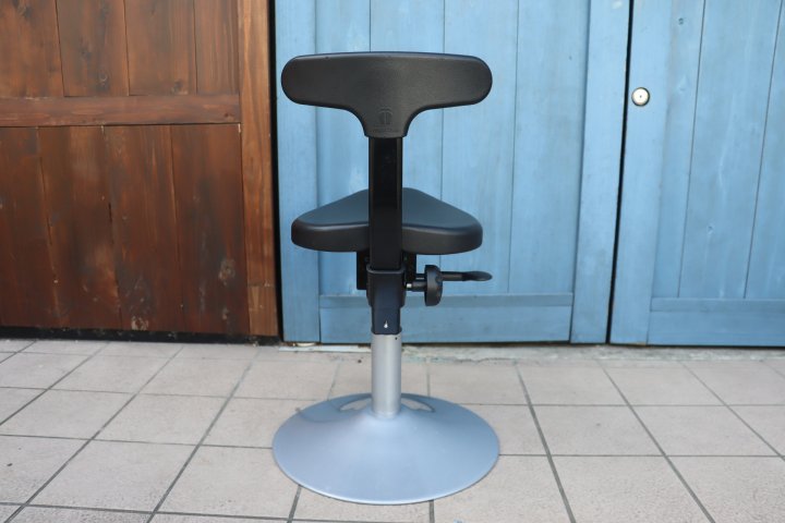 ayur chair(アーユルチェア) ルナ 丸ベースタイプです。/坐骨で座る 