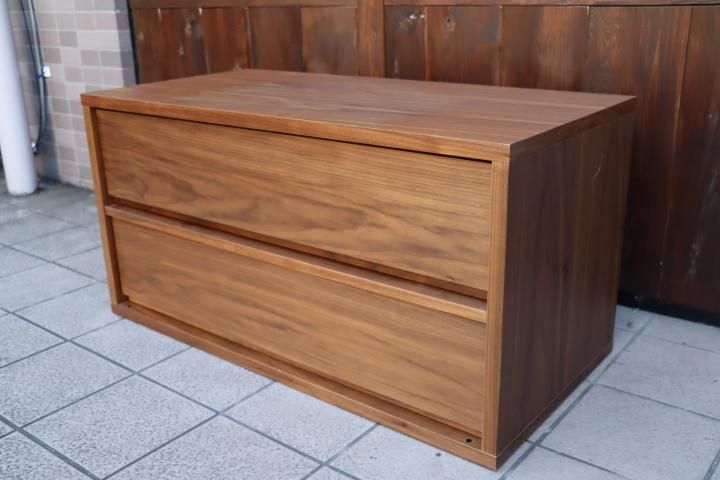 人気の無印良品(MUJI)のウォールナット材 スタッキングキャビネットです。/スッキリしたデザインは1人暮らしにもおススメのローチェスト。収納力もある使い勝手のいいAVローボードです♪  - kokoelma -ココエルマ- 雑貨・中古家具・北欧家具・アンティーク家具の通販 