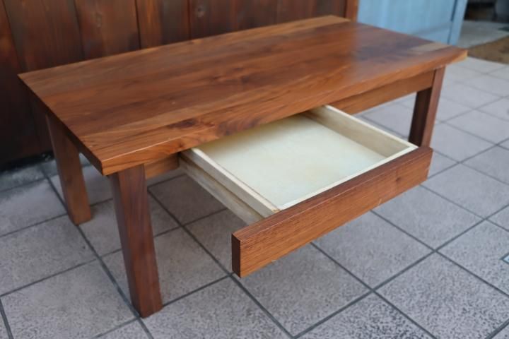 無印良品(MUJI)のウォールナット無垢材 ローテーブルです 無印良品(MUJI)のウォールナット無垢材 ローテーブルです