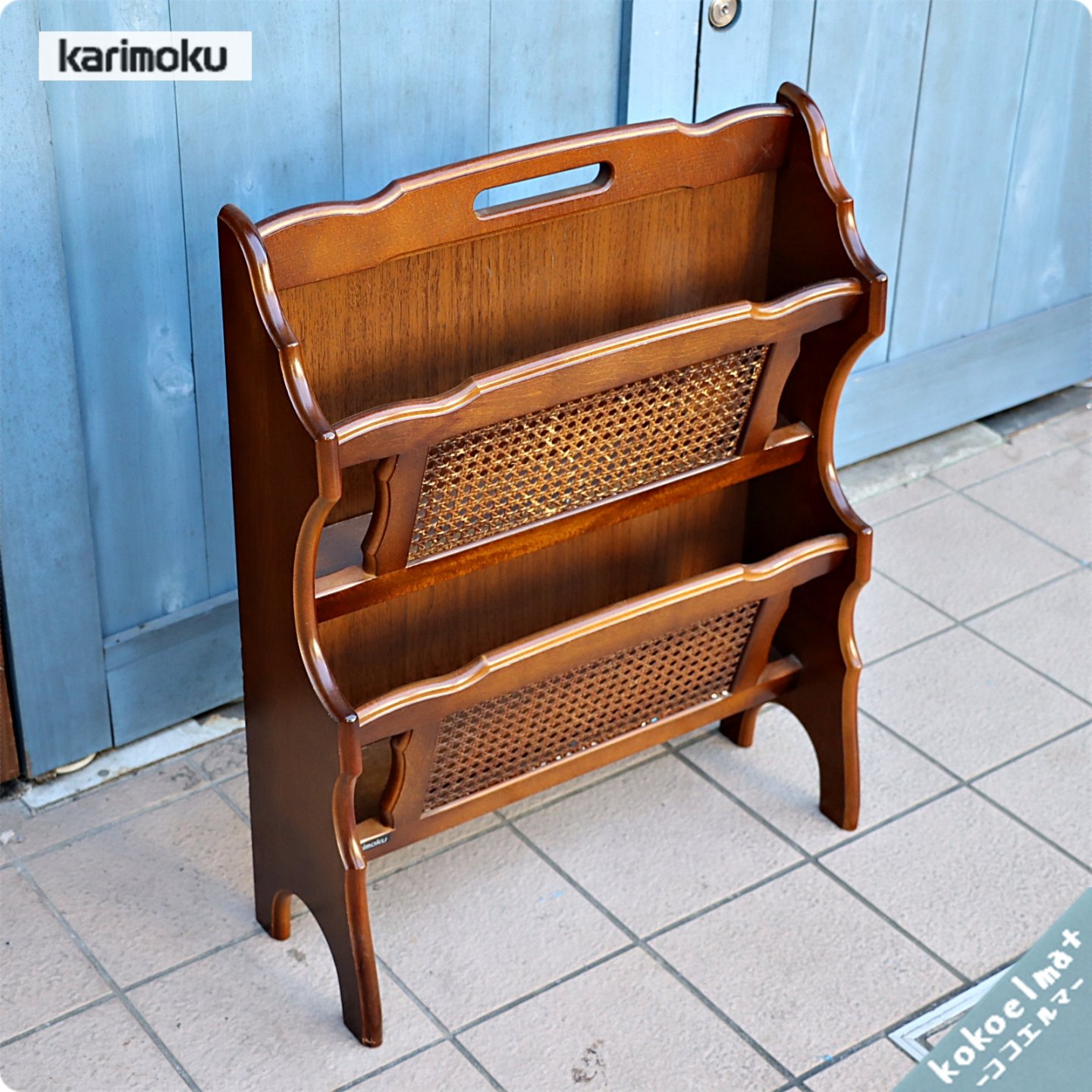 Karimoku(カリモク家具)のCOLONIAL(コロニアル)シリーズ  マガジンラックです。アメリカンカントリースタイルのクラシカルなデザインはお部屋を上品な印象に。インテリアのアクセントにも♪ - kokoelma　 -ココエルマ- 