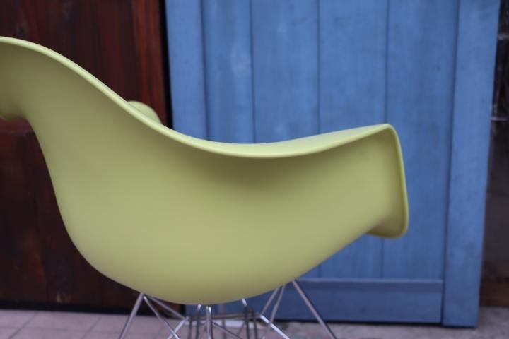 Vitra(ヴィトラ)社のイームズ ワイヤーベース アームシェル Vitra(ヴィトラ)社のイームズ ワイヤーベース アームシェル