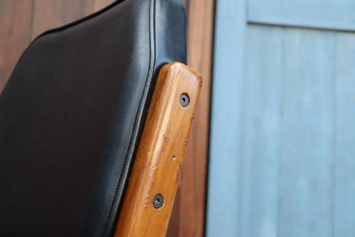 ACME FURNITURE(アクメファニチャー)の曲線を描いたウッド