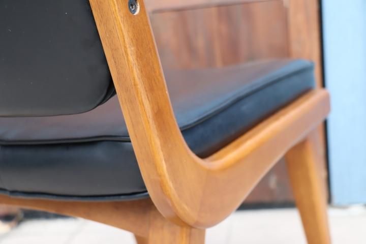 ACME FURNITURE(アクメファニチャー)の曲線を描いたウッド