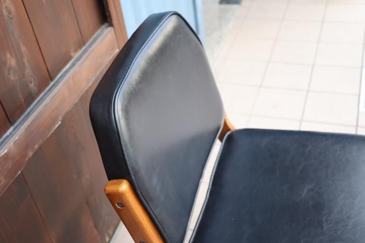 ACME FURNITURE(アクメファニチャー)の曲線を描いたウッド