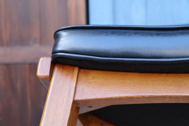 ACME FURNITURE(アクメファニチャー)の曲線を描いたウッドフレーム特徴