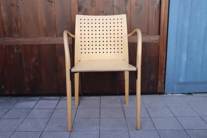THONET(トーネット)社の曲木を使用したアームチェアーです。アームから THONET(トーネット)社の曲木を使用したアームチェアーです。アームから