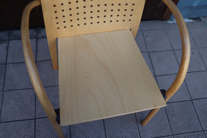 THONET(トーネット)社の曲木を使用したアームチェアーです。アームから