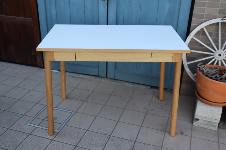 IDEE(イデー)のSTILT TABLE 1000 WHITE(スティルト テーブル)です 