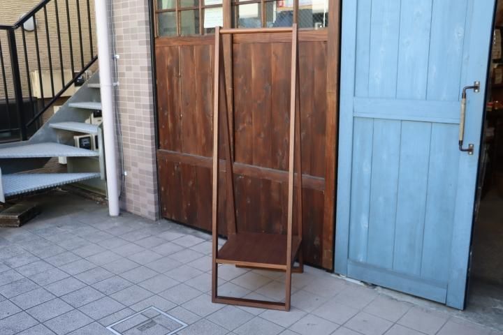 無印良品　ウォールナット　木製ハンガーラック 人気の無印良品(MUJI)よりウォールナット材を使用したハンガー