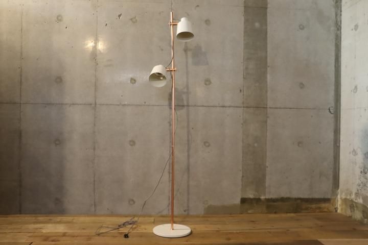 Francfranc フランフラン で取り扱われていたフロアーランプです 可動式の2連スポットライトは間接照明としても シンプルなデザインはモダンなインテリアにもおススメのスタンド照明です Kokoelma ココエルマ 雑貨 中古家具 北欧家具 アンティーク家具の通販