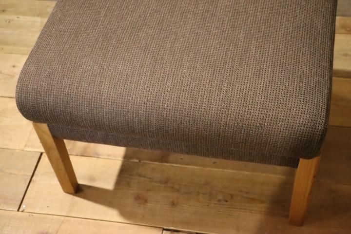 karimoku(カリモク家具) WU45 オーク材 オットマンです。北欧 karimoku(カリモク家具) WU45 オーク材 オットマンです。北欧