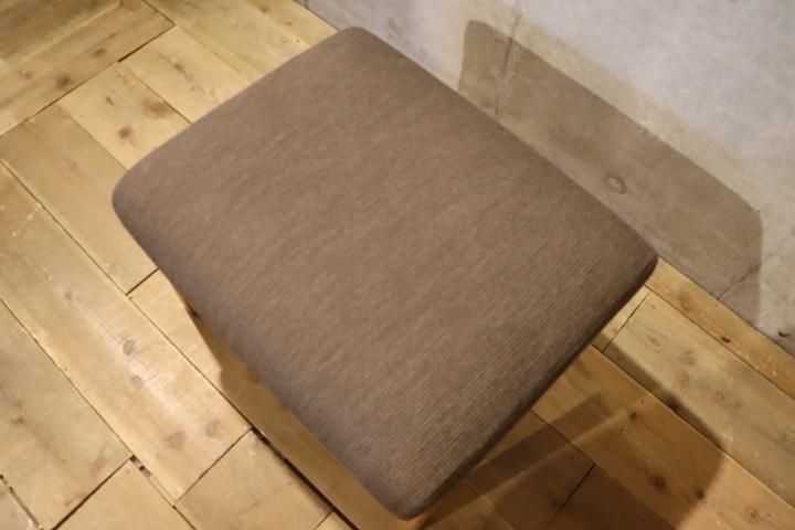 karimoku(カリモク家具) WU45 オーク材 オットマンです。北欧 karimoku(カリモク家具) WU45 オーク材 オットマンです。北欧
