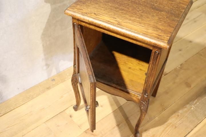 THE GLOBE ANTIQUES(ザ・グローブ)で取り扱われていた英国アンティーク家具のオーク材を使用したベッドサイドテーブルです!クラシカル なデザインが上品で洗練された印象のキャビネット。 - kokoelma -ココエルマ- 雑貨・中古家具・北欧家具・アンティーク家具の通販 